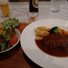 ハンバーグはサラダ付き。