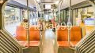 始発から乗ると座れます。