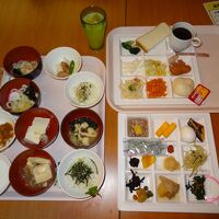 朝食の一例。バイキングなのでたくさん食べましょう。