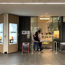 小さな店舗にぎっしりとジェラートが