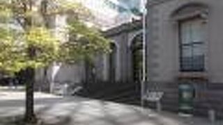 旧新橋停車場跡地にあります。