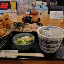 舞茸天丼と蕎麦のセット。