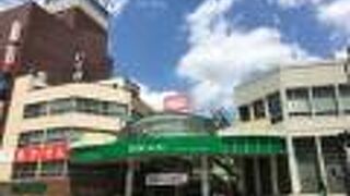 人通りある商店街