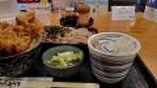 舞茸天丼と蕎麦のセットを食べるなら。