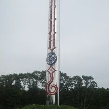 慰霊施設に建つモニュメントの様子