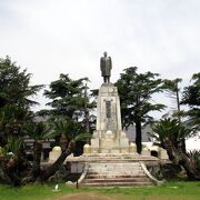 田中義一の大きな銅像が建っていました。