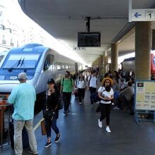 頭端式のリスボン サンタ アポローニャ駅