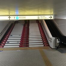 ここを上がるとゆりかもめです