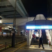 ゆりかもめの入り口はエスカレーターです