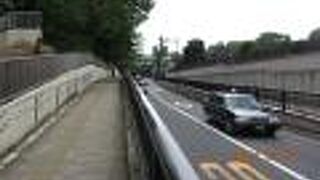 新しく造られた坂なので「新坂」という味気ない名称です