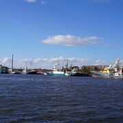 広い釧路川の両岸には大きな漁船が何隻も係留されていて