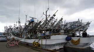 集魚灯を積んだ漁船が何隻も停泊