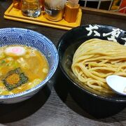 濃厚な魚介豚骨スープとコシのある麺が絶品