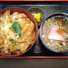 今日のランチはA親子丼セット