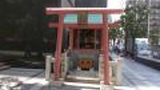 明治座の敷地内にあります。