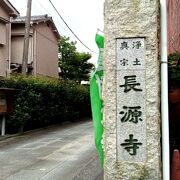 本郷通り沿いにあるお寺