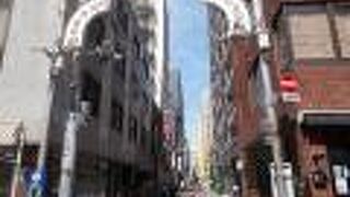 衣服や生活雑貨の問屋街です。