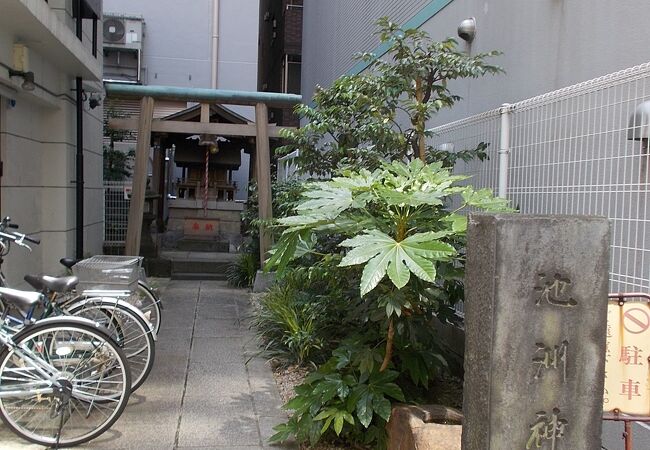 建物合間にある神社です。