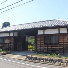 土方家の隣に残る分家・土方家の門