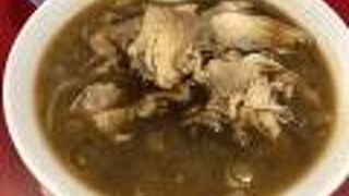 濃口醤油ダレの色の濃いスープのラーメン