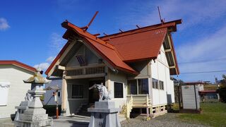 花咲港や市街を見下ろす丘の上に建っている見晴らしのいい神社