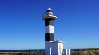 大自然の中にぽつんと灯台が建って