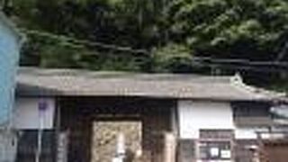 石垣の前にある宇和島城観光の入り口