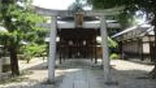 御香宮神社の境内にあります