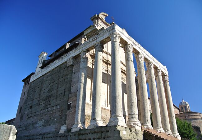 ローマ時代の柱と教会のコラボレーション。