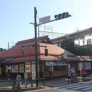 昭和の駅舎が残されています。新撰組関係の史跡への最寄り駅