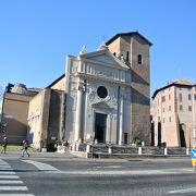 ローマ時代の遺跡を活用した教会。