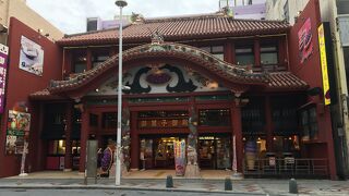 国際通りの琉球御殿のような店構え