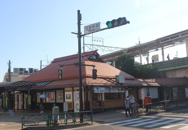 昭和の駅舎が残されています。新撰組関係の史跡への最寄り駅