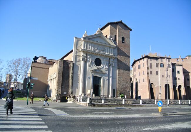 ローマ時代の遺跡を活用した教会。