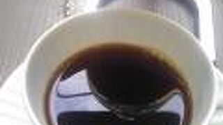 テーブルもカウンターも広い