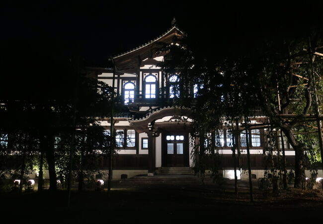 奈良ホテルにも似てるし…お寺の様でもある…建物 ♪