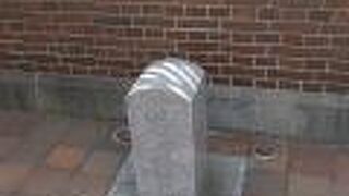 赤れんが庁舎の敷地の入口前