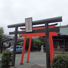 三眼六足稲荷社鳥居