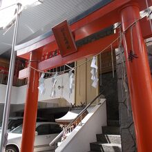 階段を上っていくと社殿があります。