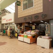 昭和の薫りがする老舗寝装雑貨店と洋品店