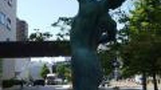 動きがあって素晴らしい作品