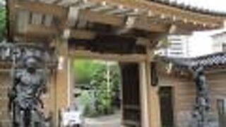 平屋で目の前に鐘が吊るされています