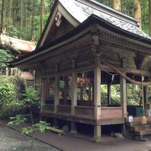 途中に有る本殿。さらに登る。