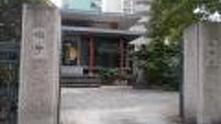 三つ葉葵の紋が使われています。