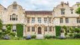 文化財保護を食い物にすることで悪名高いナショナルトラストの管理ですが、無料で庭に入れます。