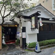 料亭だった建物を改装した和のデザート店。 お餅、あんみつ、かき氷…と目移りするほどの品揃え