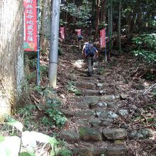 阿弥陀寺に向かう参道石段