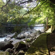 早川にかかる吊り橋と滝