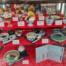 …食品サンプルの入ったショーケースがあるのをお見逃しなく。