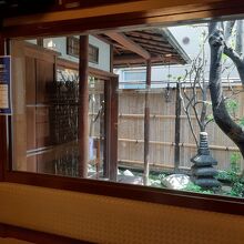 空いている席ならどこでもどうぞ、と言う事でお庭が見える席へ。